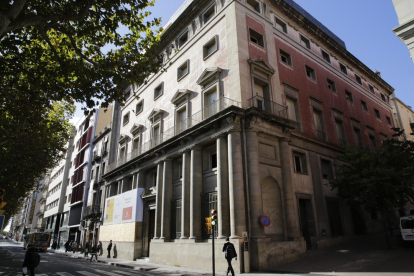 Vista de l’exterior de l’antiga Audiència, amb el cartell que anuncia les obres del Museu d’Art de Lleida al costat de l’entrada principal.