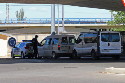 Un agent de la Guàrdia Urbana fent una revisió de vehicles a Pardinyes aquest mateix mes.