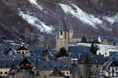 El campanario de la iglesia de Sant Andrèu en primer plano.