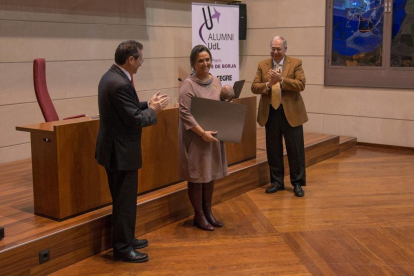 L'enginyera informàtica lleidatana Núria Carretero, ahir després de rebre de mans del rector el premi Alfons de Borja d'Alumni UdL.