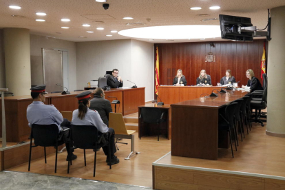 Vista general de la sala de l’Audiència de Lleida ahir, amb l’acusat al centre, durant el judici.