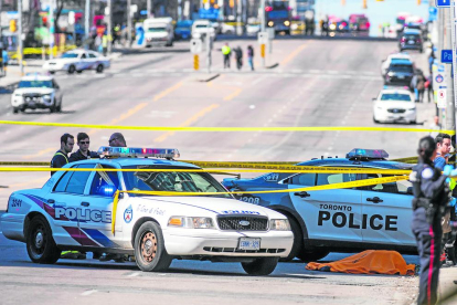 El dispositivo que se desplegó tras el atropello en Toronto, donde murieron al menos 9 personas.