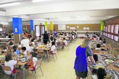 Alumnes de l’Escola Alba ahir al menjador, la gestió del qual porta directament l’Ampa del centre.
