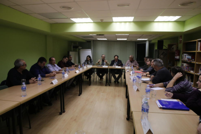 Representantes de CCOO y UGT se vieron ayer con el secretario general de Trabajo, Josep Ginesta.