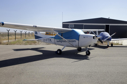 Imagen de las avionetas de BAA Training en las instalaciones del aeropuerto de Alguaire.