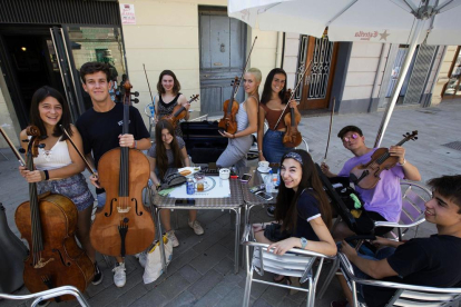 Alumnes del curs, en una terrassa de la zona comercial improvisant amb els seus instruments.