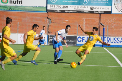 Tatis conduce el balón, presionado por un jugador de El Catllar, ayer durante el partido en Mollerussa.