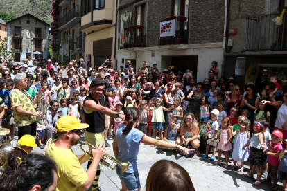 Uno de los espectáculos de calle de la pasada edición del festival Esbaiola’t, en Esterri d’Àneu. 