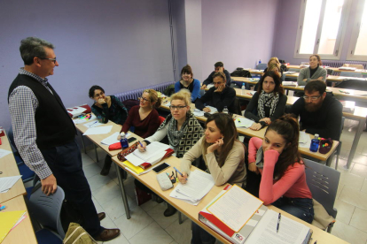 Un curso de preparación de oposiciones que la academia General d’Estudis oferta los sábados.