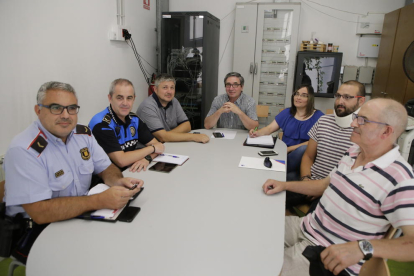 Imatge de la reunió dels veïns de Turó de Gardeny amb Mossos i Guàrdia Urbana.