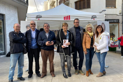 Visita al mercat de Mollerussa - La candidata de Junts per Catalunya, Concep Cañadell, va visitar ahir el mercat setmanal de Mollerussa acompanyada per l’alcalde i diputat, Marc Solsona.