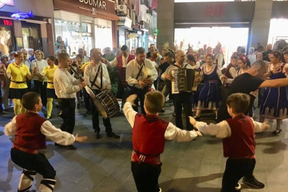 Danses populars i música pels carrers de Lleida.