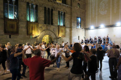 Danses populars i música pels carrers de Lleida.