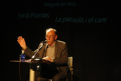 El poeta de Guissona Jordi Pàmias, durant un recital, en una imatge d’arxiu.