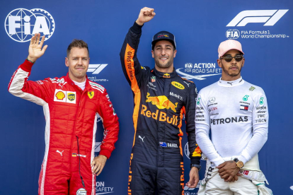 Daniel Ricciardo celebra su ‘pole’ en Mónaco, junto a Sebastian Vettel y Lewis Hamilton.