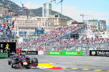 Daniel Ricciardo celebra la ‘pole’ a Mònaco, al costat de Sebastian Vettel i Lewis Hamilton.