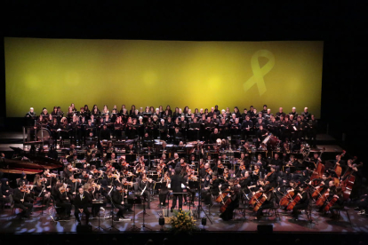 La popular cantata escénica ‘Carmina Burana’, con un lazo amarillo al fondo, resonó ayer con fuerza en el Teatre de la Llotja.