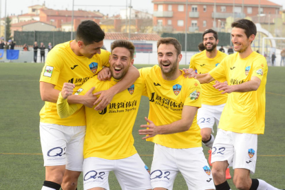 Els jugadors del Lleida, ahir de groc, celebren el gran gol aconseguit per Javi López que suposava el 0-3.