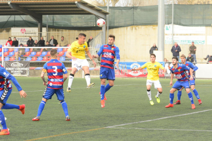 Els jugadors del Lleida, ahir de groc, celebren el gran gol aconseguit per Javi López que suposava el 0-3.