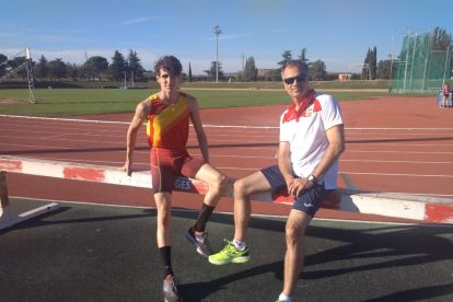 Bernat i Quim Erta, ahir a les pistes d’atletisme de les Basses, amb l’equipament de la selecció.