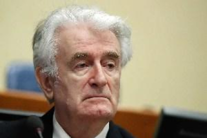 Karadzic dice que los serbios tuvieron una posición defensiva en Sarajevo