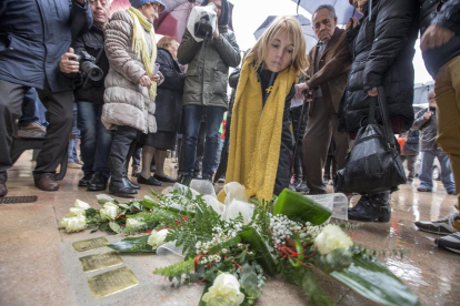 Ofrena floral davant de les tres pedres per recordar els deportats a Cervera.