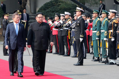 Imagen del presidente surcoreano, Moon Jae-in, y el líder del Norte, Kim Jong-un el pasado 27 de abril.