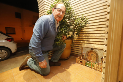 Julián Gavín, al costat de la casa del ratolinet de les dents construïda a l’entrada de casa seua.