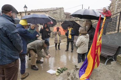 Ofrena floral davant de les tres pedres per recordar els deportats a Cervera.