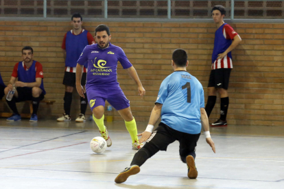 Un jugador de Lo Caragol conduce el balón ayer en el partido.