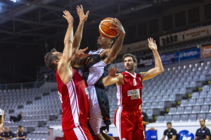 Fall, que salió en el quinteto titular, se saca de encima a Alfons Alzamora, que regresaba al Barris Nord, ahora como rival.