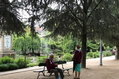 Imagen de unas personas jubiladas en un parque.