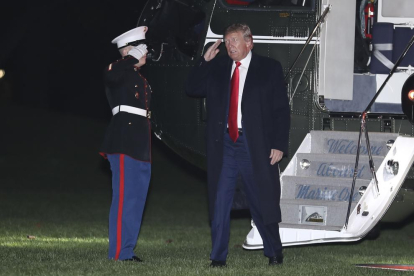 Donald Trump baixa de l’helicòpter a l’arribar a la Casa Blanca.