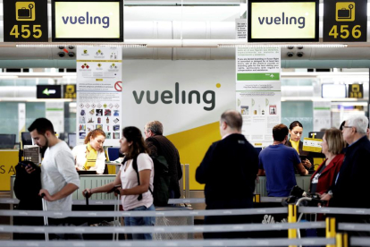Imatge d’un taulell de facturació de Vueling al Prat.