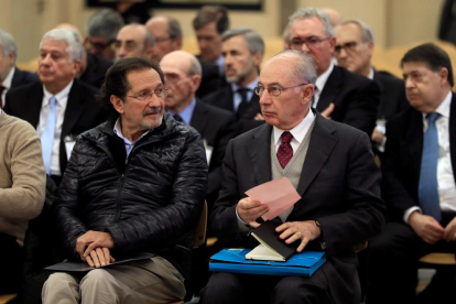 El expresidente de Bankia, Rodrigo Rato (d), ayer, en la Audiencia Nacional.