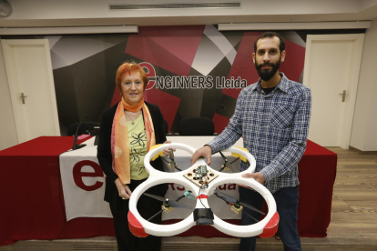 La vicepresidenta de Enginyers Lleida con el alumno premiado. 
