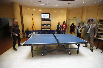 Els robots de les escoles rurals i, a la dreta, Cullerés jugant amb el president de la federació de tenis taula a Lleida.