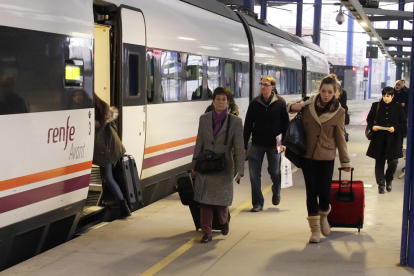 Viatgers pujant a un tren Avant a l’estació Lleida-Pirineus.