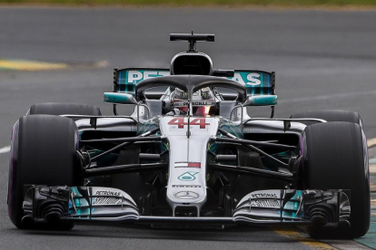 El Mercedes de Lewis Hamilton, durant la sessió d’entrenaments d’ahir.