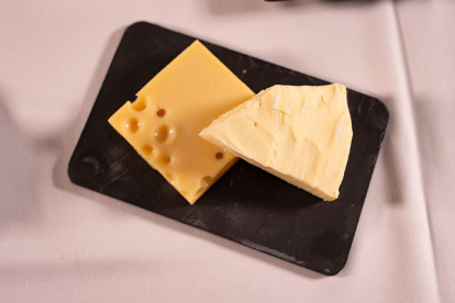 El formatge és una important font de proteïnes de qualitat, vitamines i minerals.