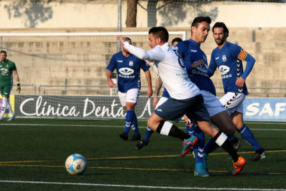 Èric Tió presiona a un jugador de la Rapitenca en una acción del partido de ayer.