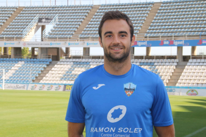 Trilles intenta superar l’entrada d’un jugador del Vila-real B, en una acció del partit d’ahir.