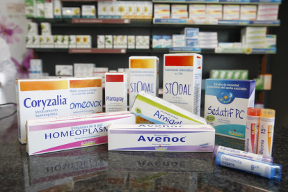 Muestra de algunos productos homeopáticos que pueden comprarse en farmacias.