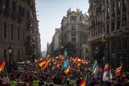 Dos manifestaciones opuestas reúnen a 1.800 policías y a 6.000 soberanistas