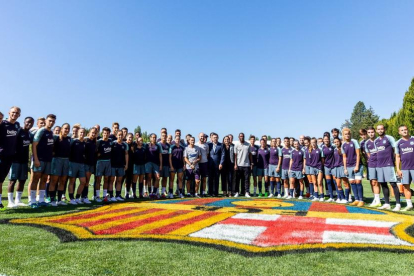 Las chicas del Barça viajaron en segunda y los chicos en 'business'