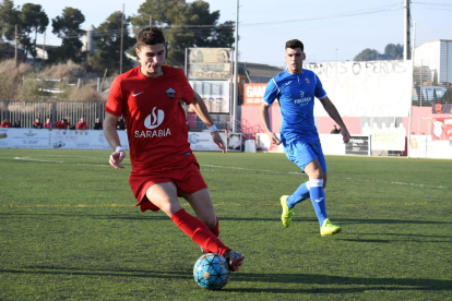 Un jugador de l’Alpicat porta la pilota perseguit per un rival en el partit d’ahir.