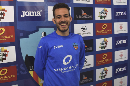 El capitán del Lleida, Marc Nierga, remata ante la presencia de un jugador del equipo gerundense.