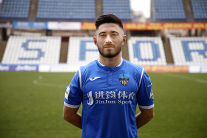 El capitán del Lleida, Marc Nierga, remata ante la presencia de un jugador del equipo gerundense.