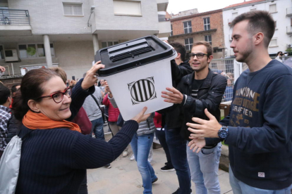 L’arribada de les urnes a Balaguer a primera hora del dia 1 d’octubre.