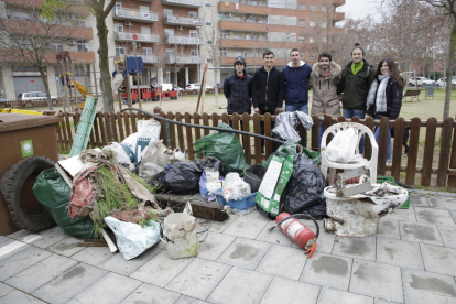 Integrantes del colectivo Osmon, junto a la basura que recogieron ayer en la Mitjana.